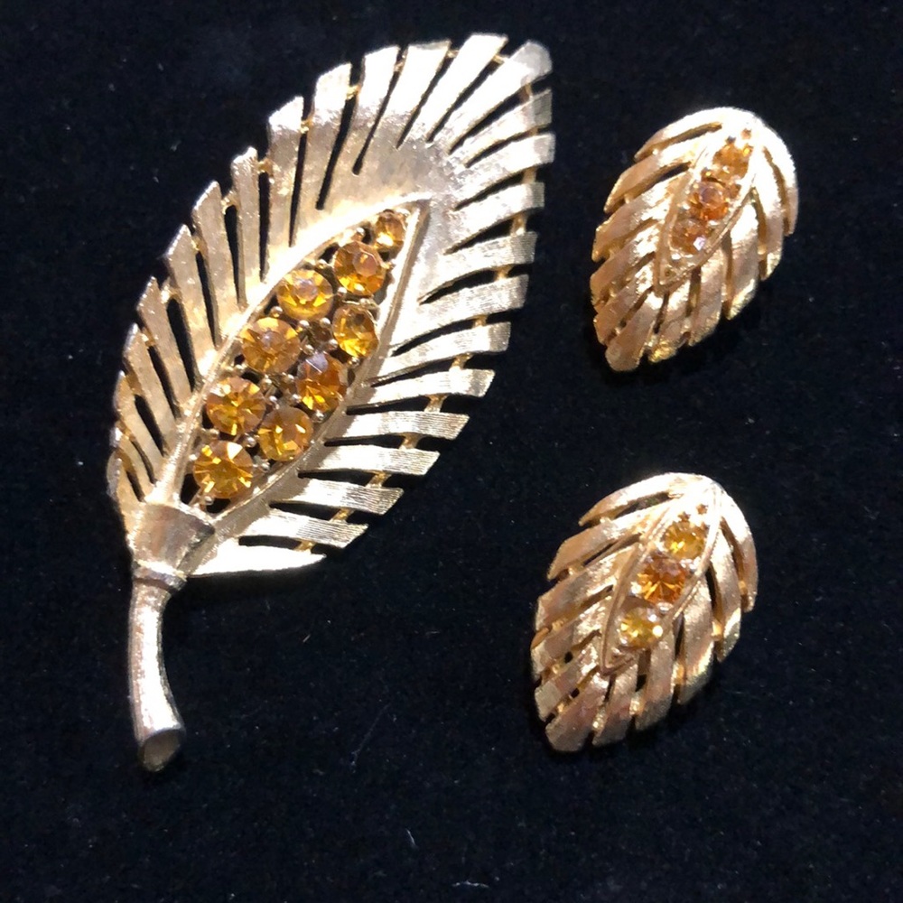 Vintage Gold Tone & Rhinestones Brooch & Clip On Earrings